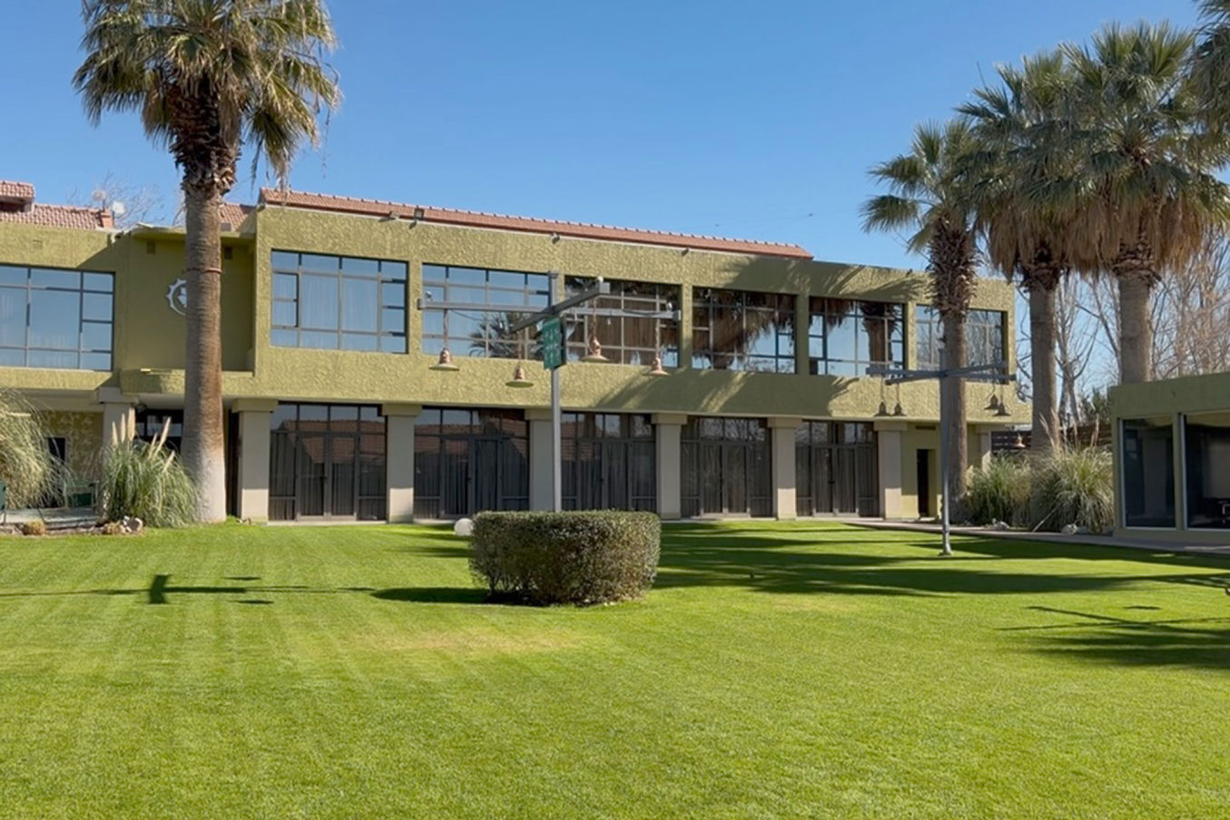Fachada y entorno del Hotel Viñas del Sol